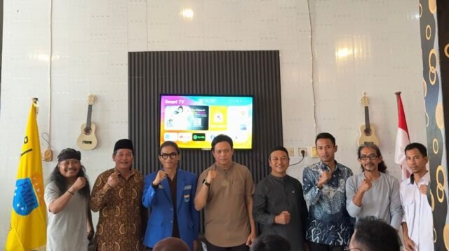 Suasana foto bersama PMII Paser dan Disporpar saat mengelar seminar.