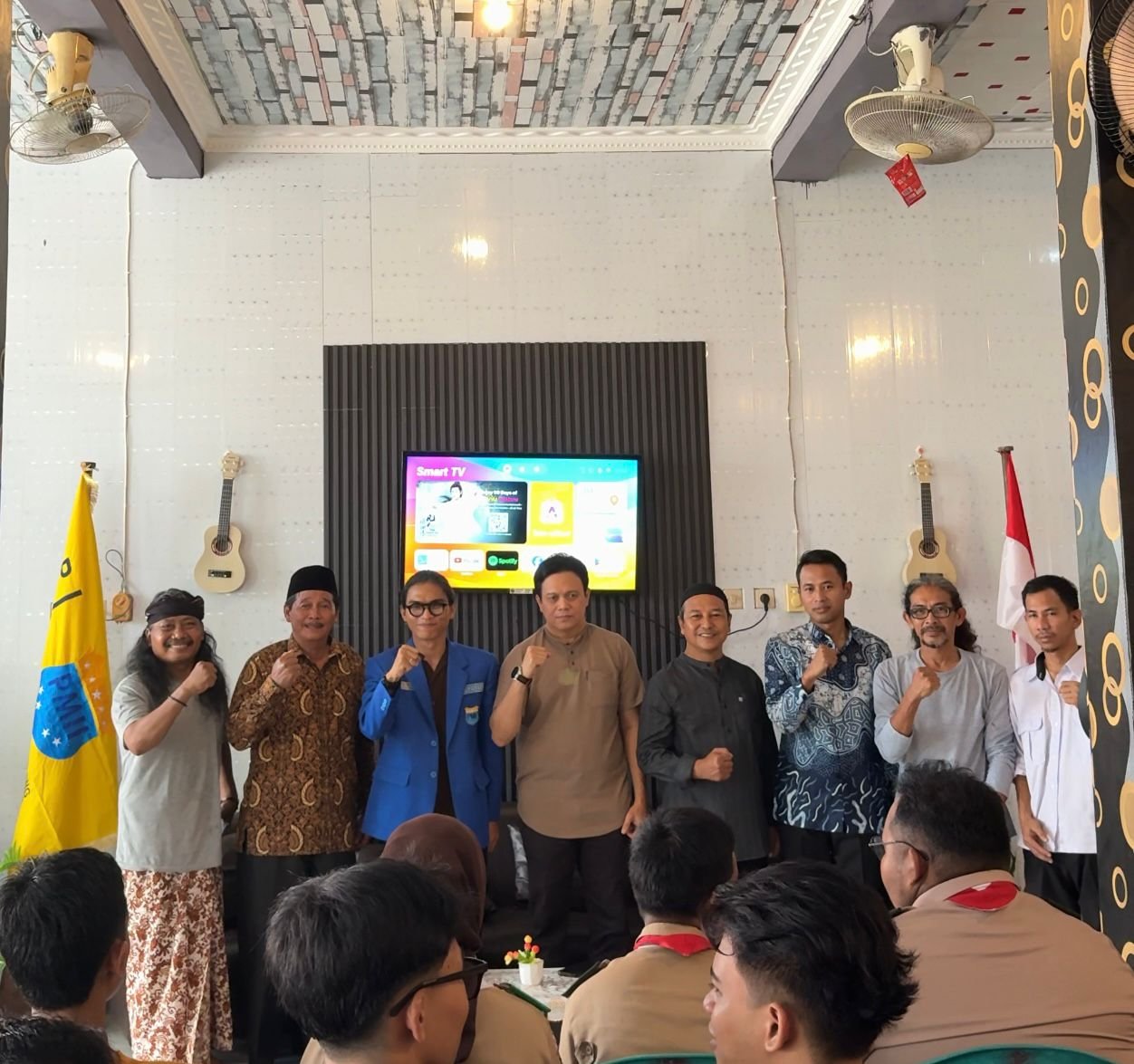 Suasana foto bersama PMII Paser dan Disporpar saat mengelar seminar.